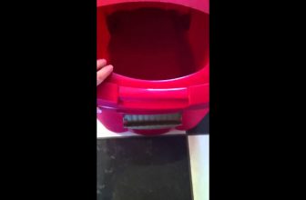 Neues rotes Katzenklo