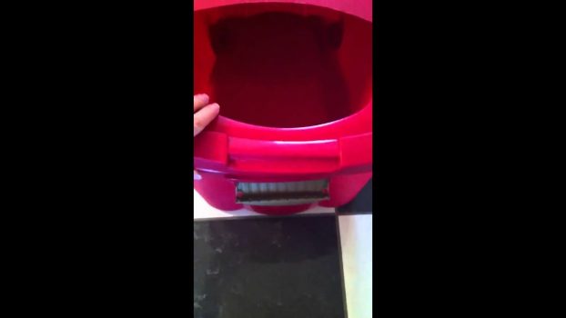 Neues rotes Katzenklo